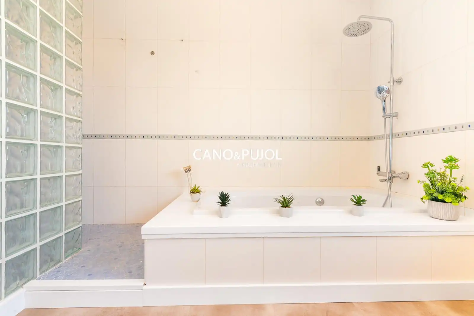 Bathroom of Houses for sale in Sant Cugat del Vallès  with Air Conditioner, Terrace and Swimming Pool