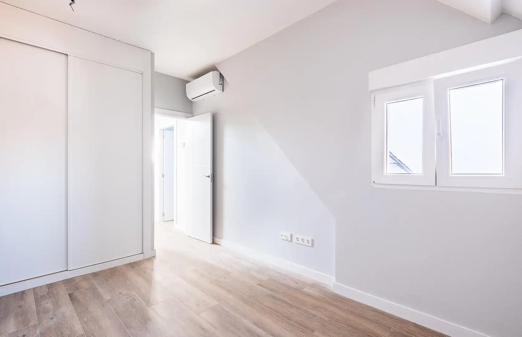 Schlafzimmer von Dachboden zum Verkauf in Madrid mit Klimaanlage, Heizung und Privatgarten