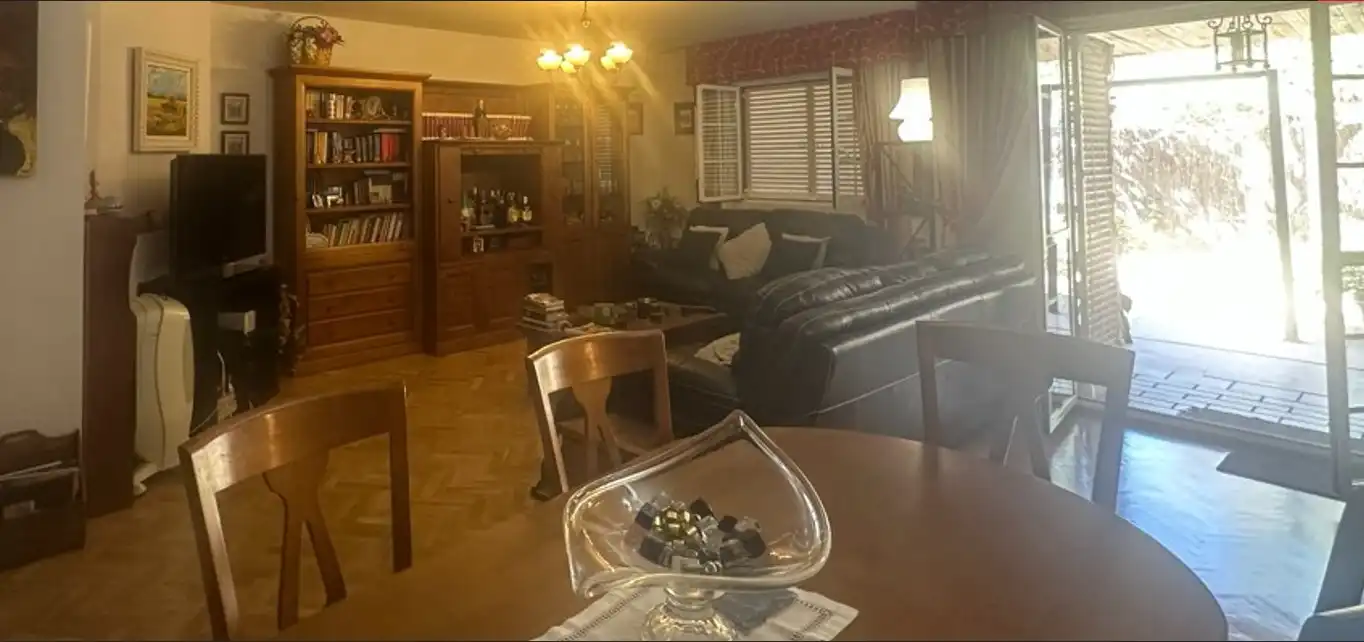 Wohnzimmer von Einfamilien-Reihenhaus zum Verkauf in Algete mit Klimaanlage, Heizung und Privatgarten