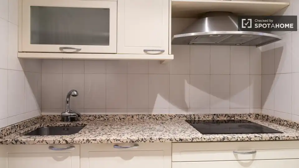 Cocina de Piso para compartir en Madrid con Aire acondicionado, Calefacción y Amueblado