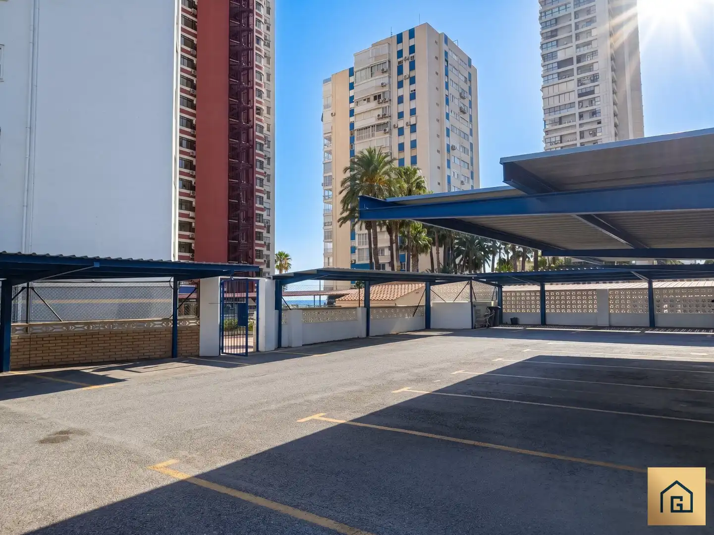 Parking de Piso en venta en Benidorm con Terraza, Amueblado y Alarma