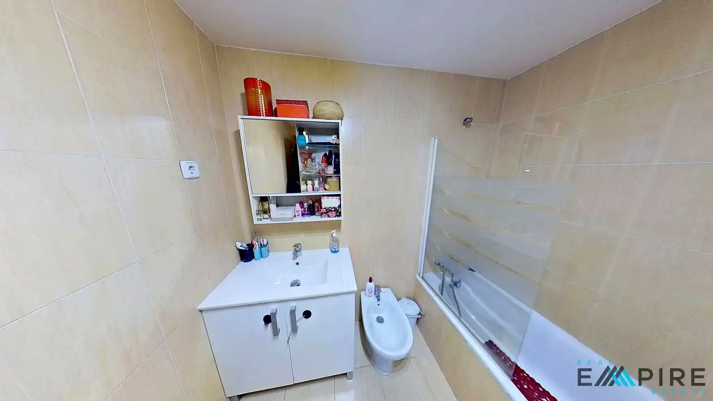 Bathroom of Flat for sale in Parla  with Air Conditioner, Heating and Storage room