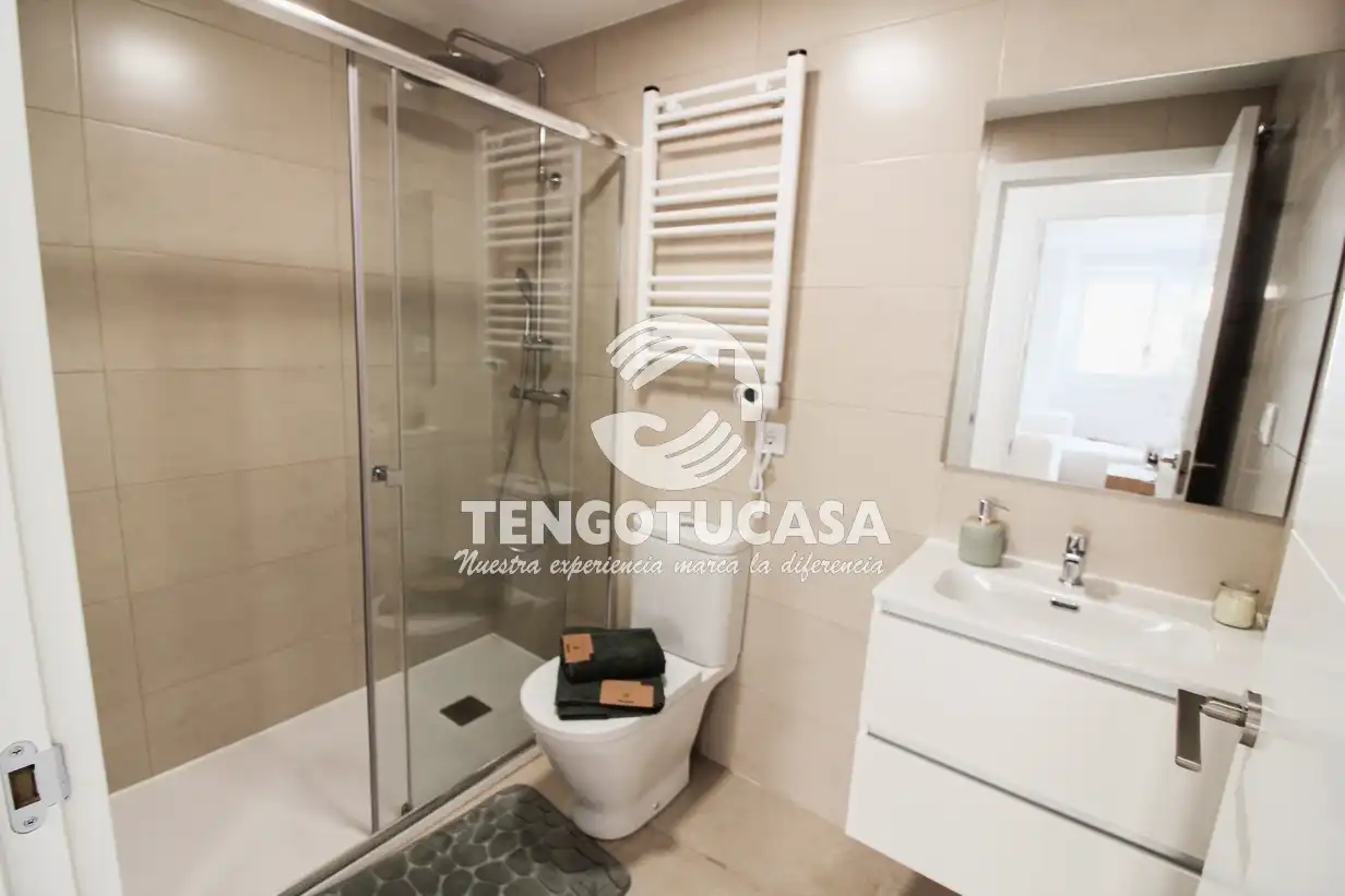 Bathroom of Flat for sale in Madrid  with Air Conditioner, Heating and Furnished