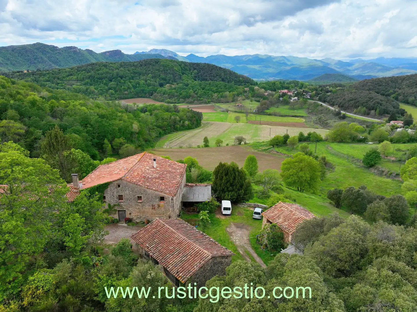 Vista exterior de Finca rústica en venda en Santa Pau amb Jardí privat, Terrassa i Balcó