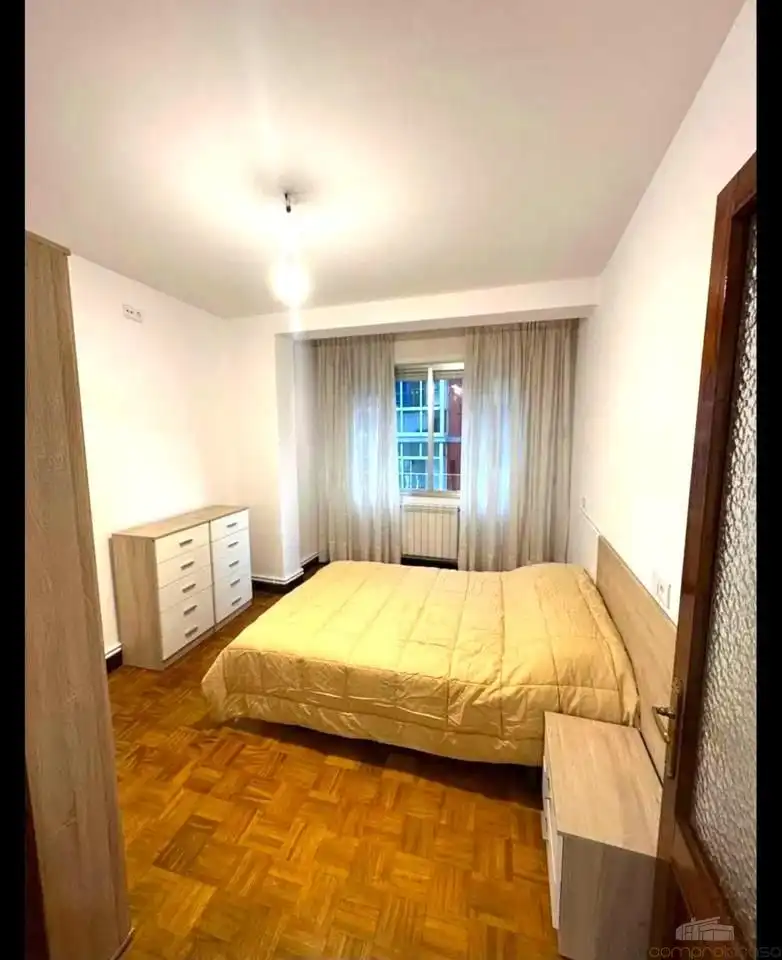 Dormitori de Pis en venda en Ourense Capital  amb Calefacció, Parquet i Terrassa
