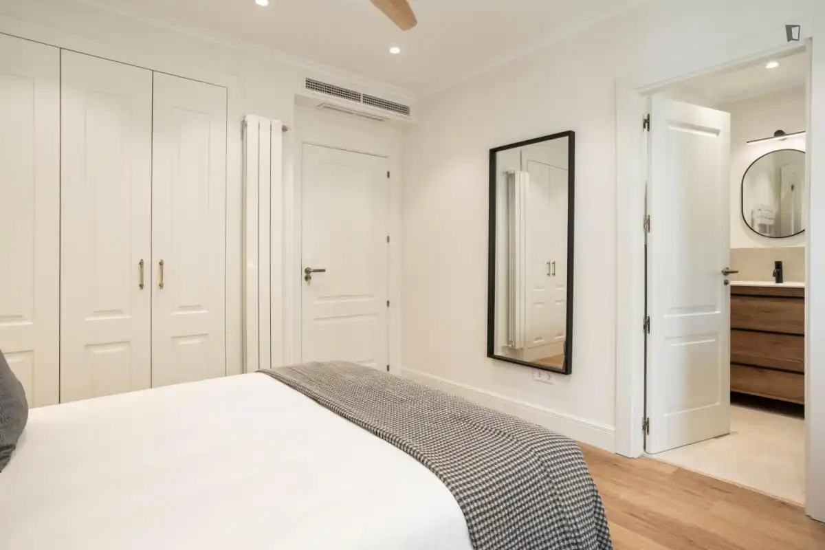 Dormitori de Apartament de lloguer en Madrid amb Aire condicionat, Calefacció i Moblat