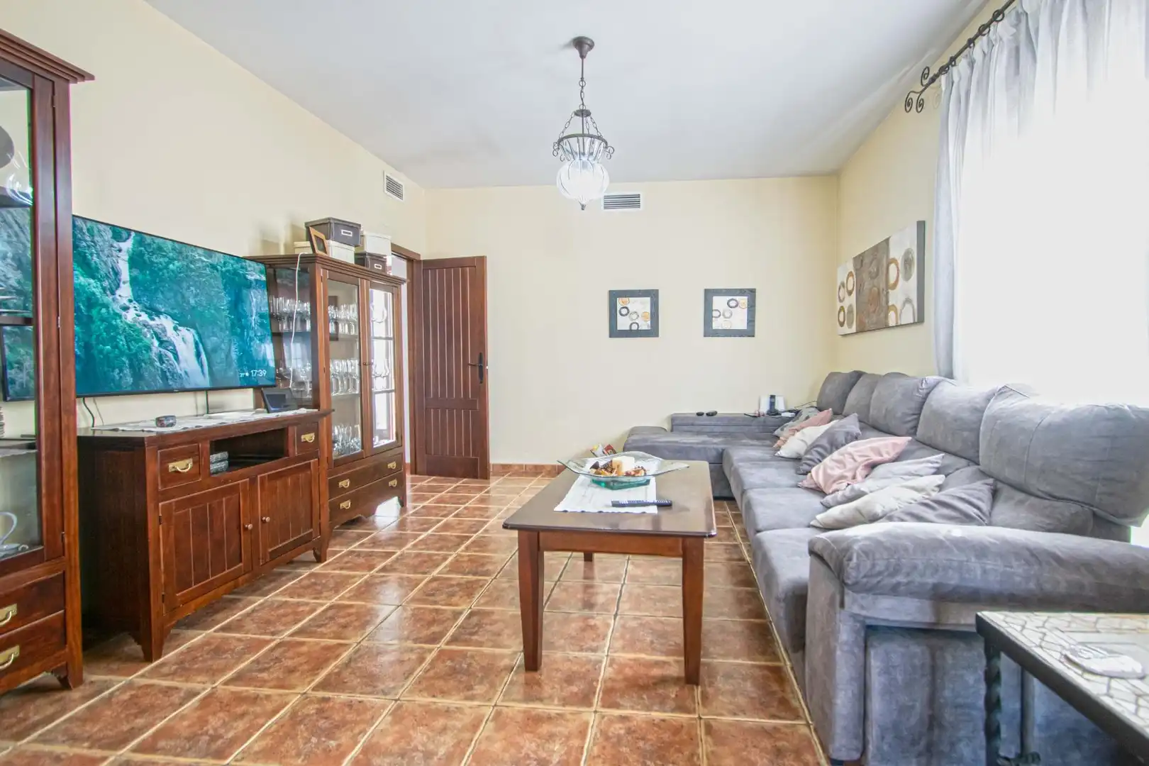 Sala d'estar de Casa o xalet en venda en Alcalá de Guadaira amb Aire condicionat, Jardí privat i Piscina