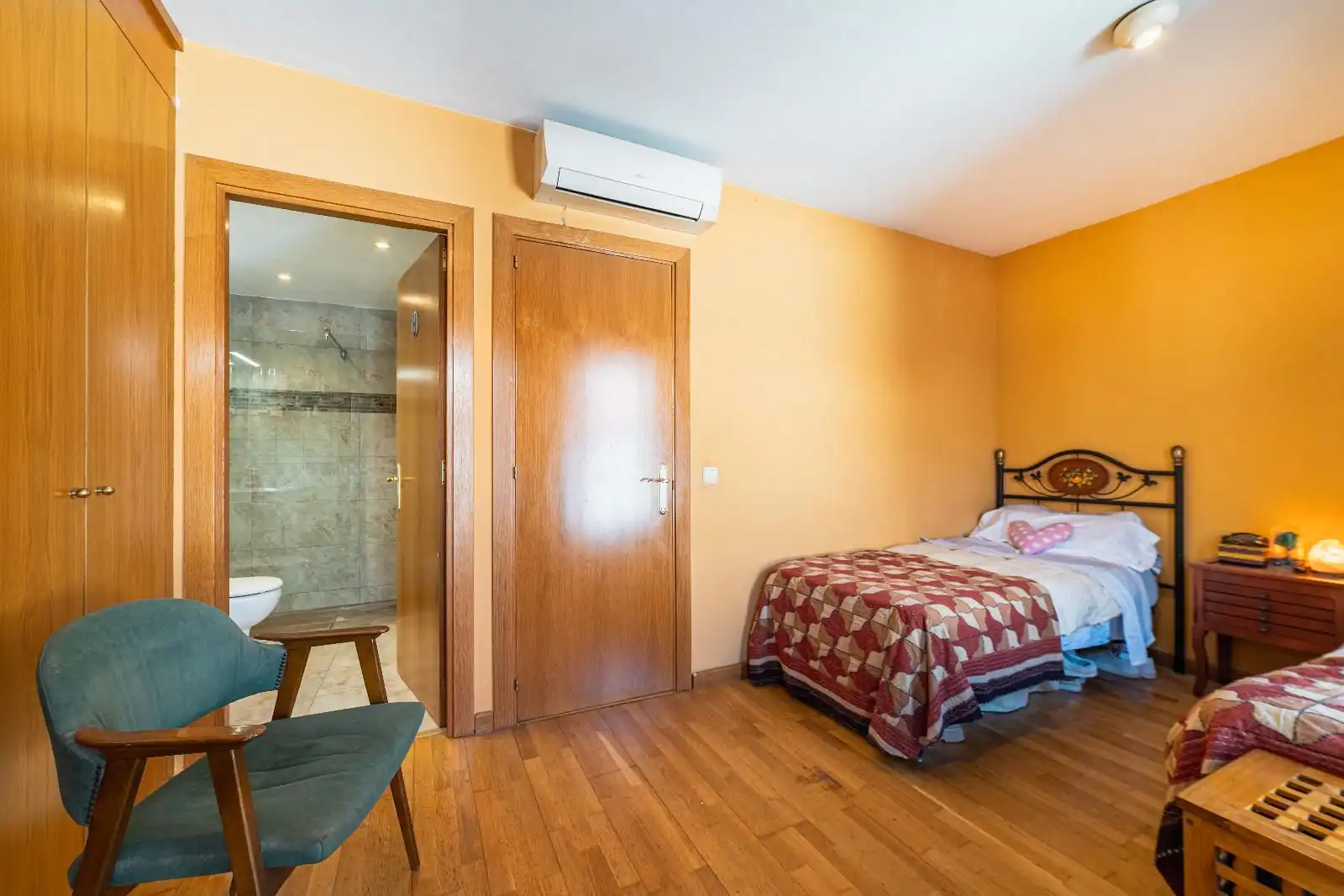 Schlafzimmer von Einfamilien-Reihenhaus zum Verkauf in Vilassar de Mar mit Klimaanlage, Heizung und Terrasse