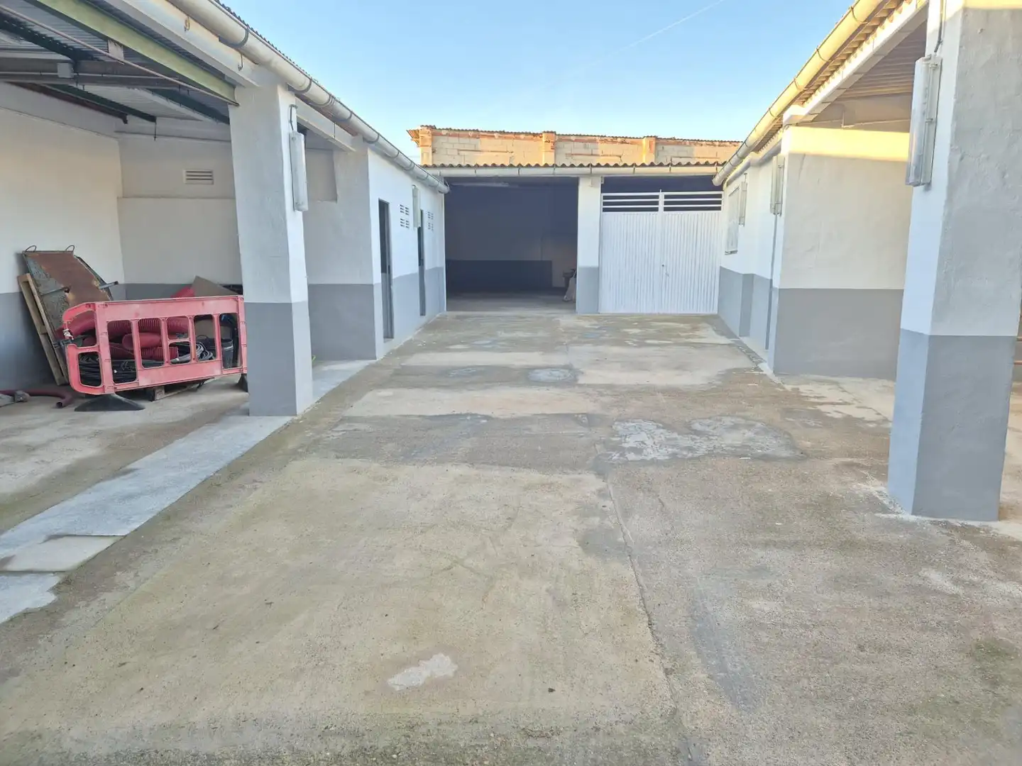 Parkplatz von Fabrikhallen zum Verkauf in Llíria