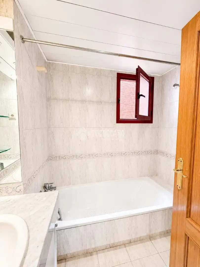 Bathroom of Flat for rent in Madrid  with Air Conditioner and Heating