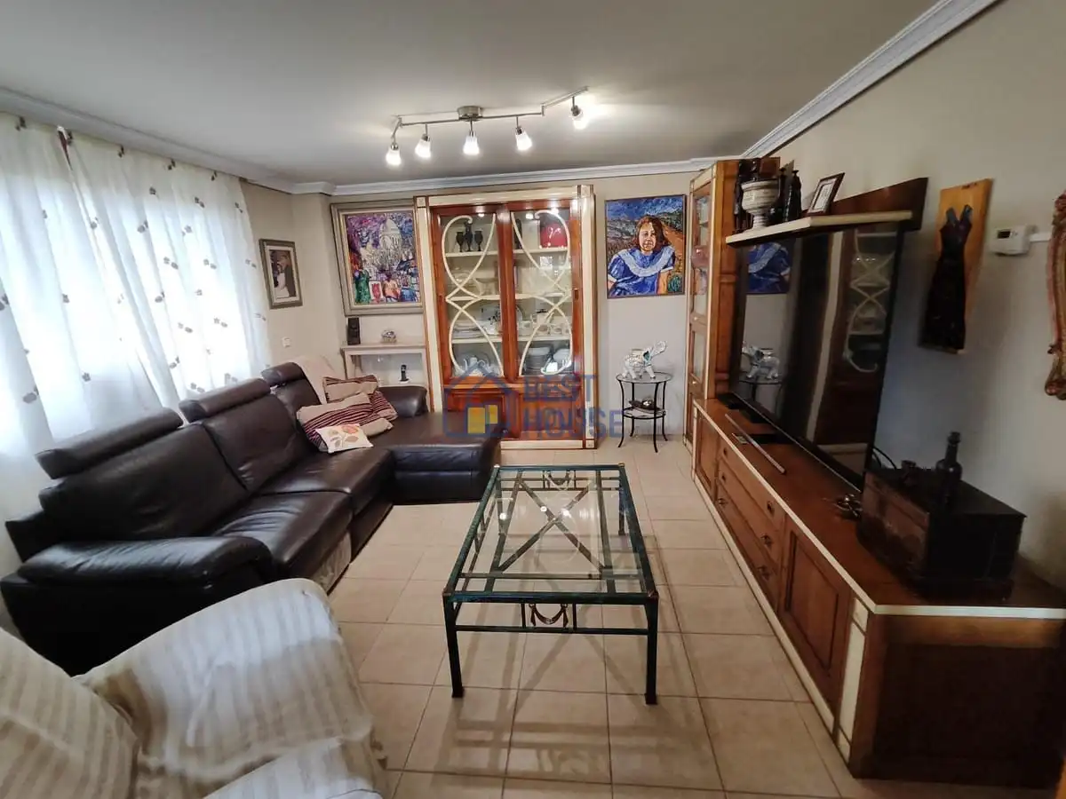 Sala d'estar de Casa o xalet en venda en San Andrés del Rabanedo amb Calefacció, Jardí privat i Parquet