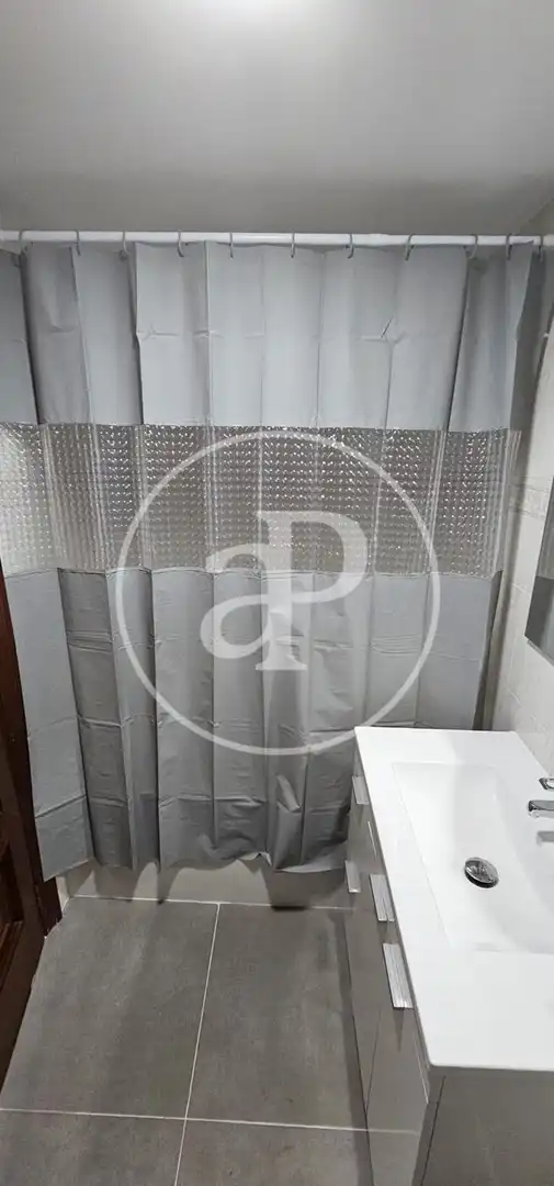 Bany de Pis de lloguer en Valencia amb Aire condicionat, Calefacció i Moblat