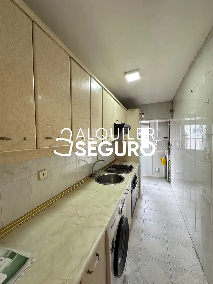 Cuina de Pis de lloguer en Madrid amb Calefacció i Terrassa