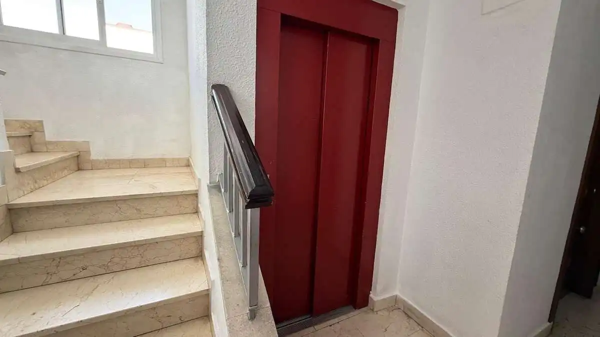 Dachboden zum Verkauf in Granada mit Klimaanlage, Heizung und Terrasse