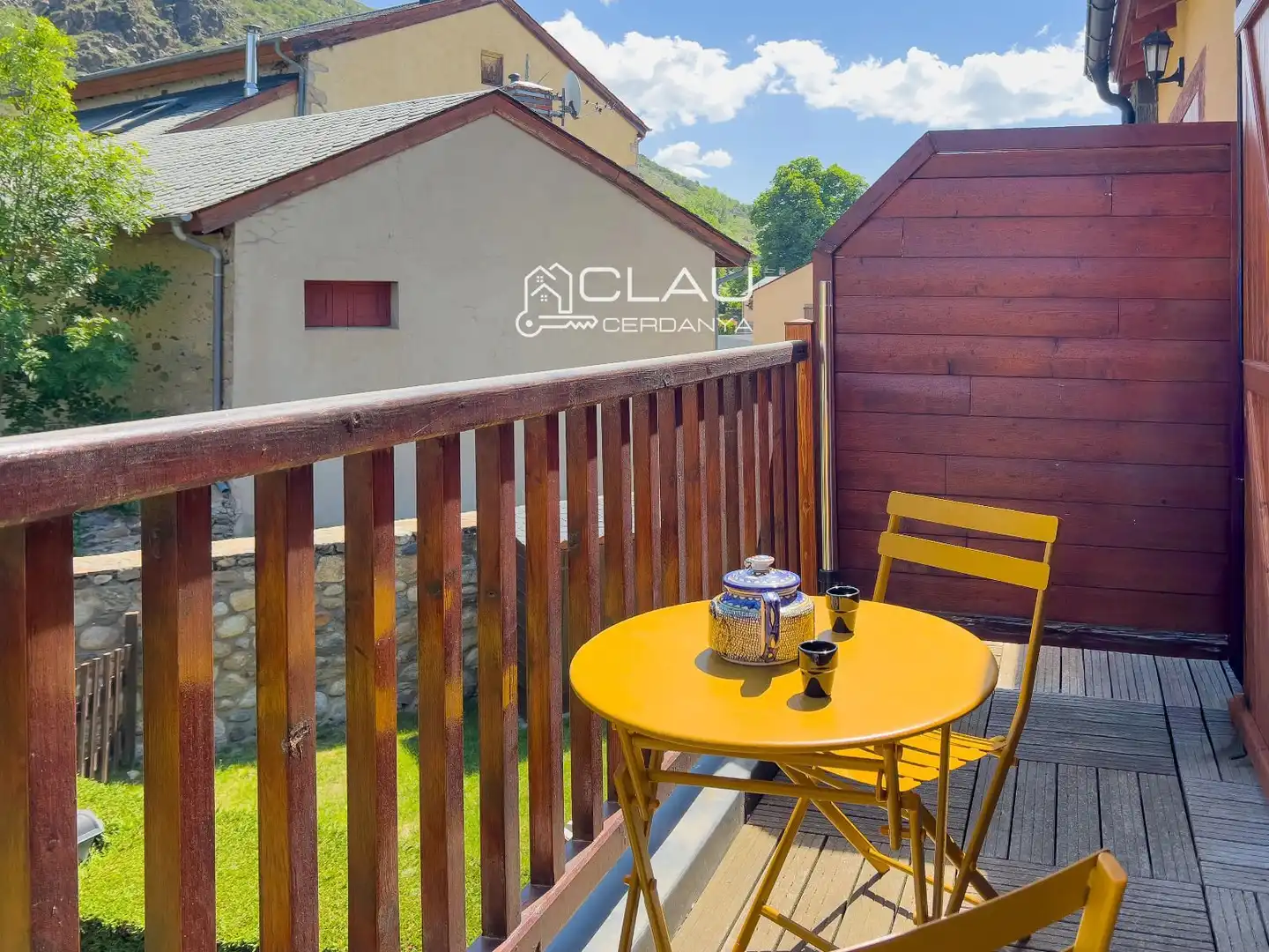Terrasse von Einfamilien-Reihenhaus zur Miete in Latour - de - Carol mit Heizung, Privatgarten und Terrasse
