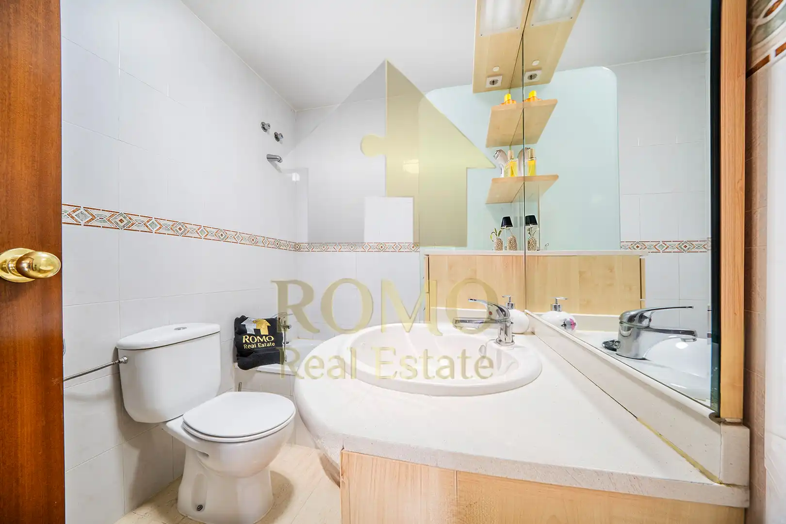 Baño de Casa adosada en venta en Santa Perpètua de Mogoda con Aire acondicionado, Calefacción y Jardín privado