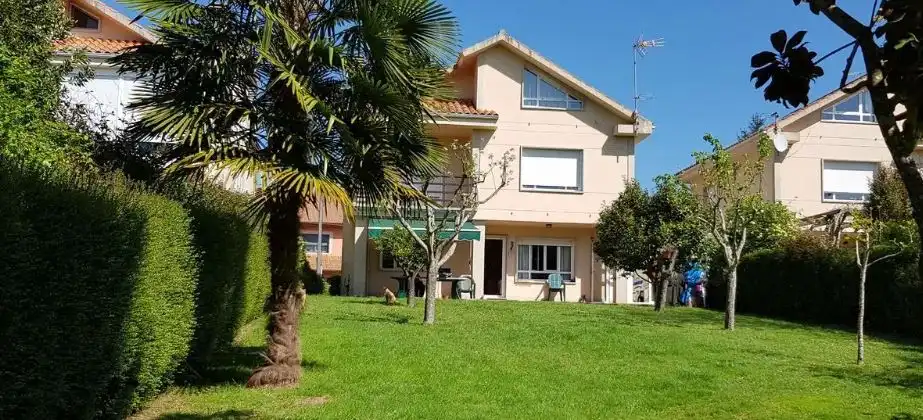 Vista exterior de Casa o chalet en venta en Santiago de Compostela 