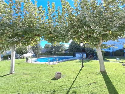 Schwimmbecken von Einfamilien-Reihenhaus miete in La Cabrera mit Terrasse