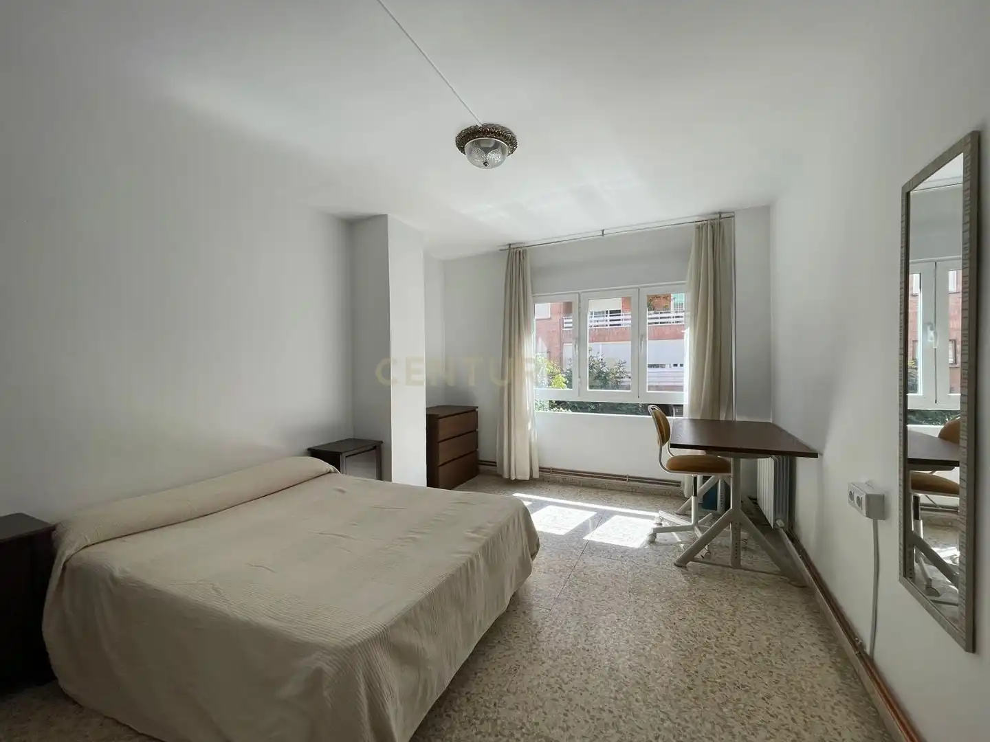 Habitación de Piso de alquiler en Granada con Lavadora, Microondas y TV