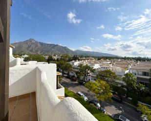 Vista exterior de Àtic en venda en Marbella amb Terrassa i Piscina