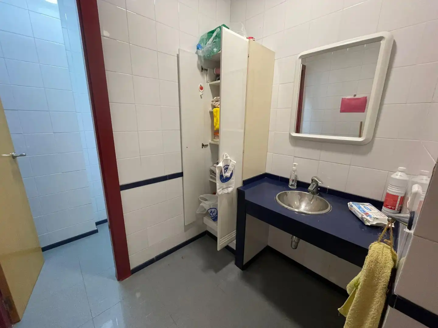 Baño de Local de alquiler en La Ràpita con Aire acondicionado