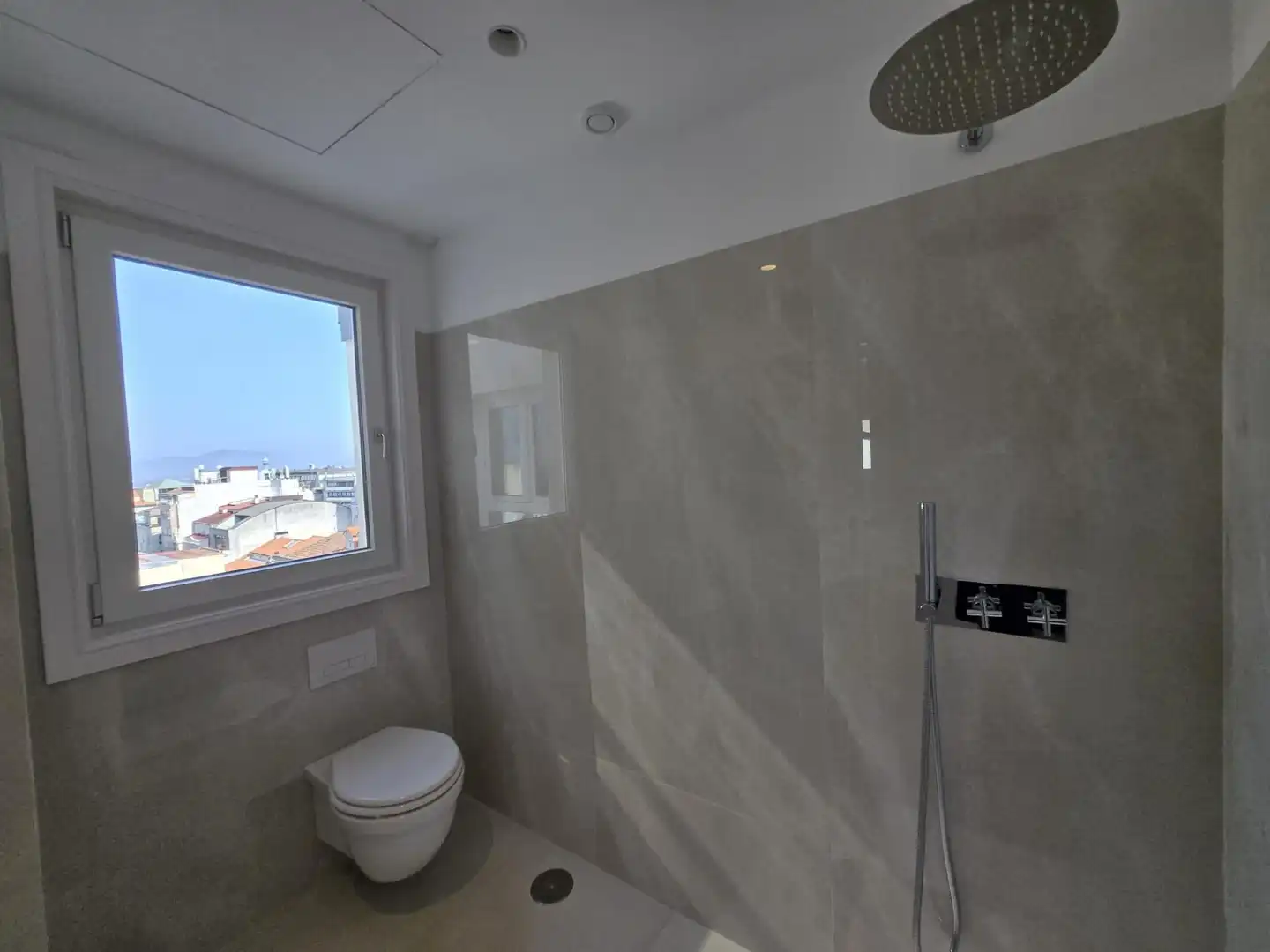 Baño de Ático en venta en Vigo  con Calefacción y Terraza