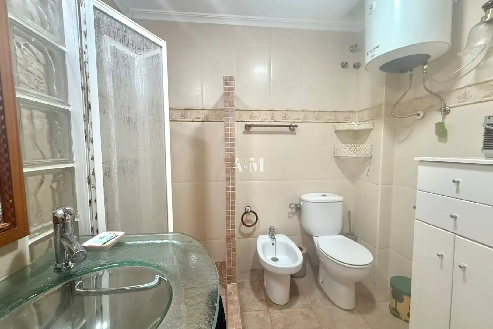 Bany de Apartament de lloguer en Torrevieja amb Aire condicionat, Calefacció i Moblat