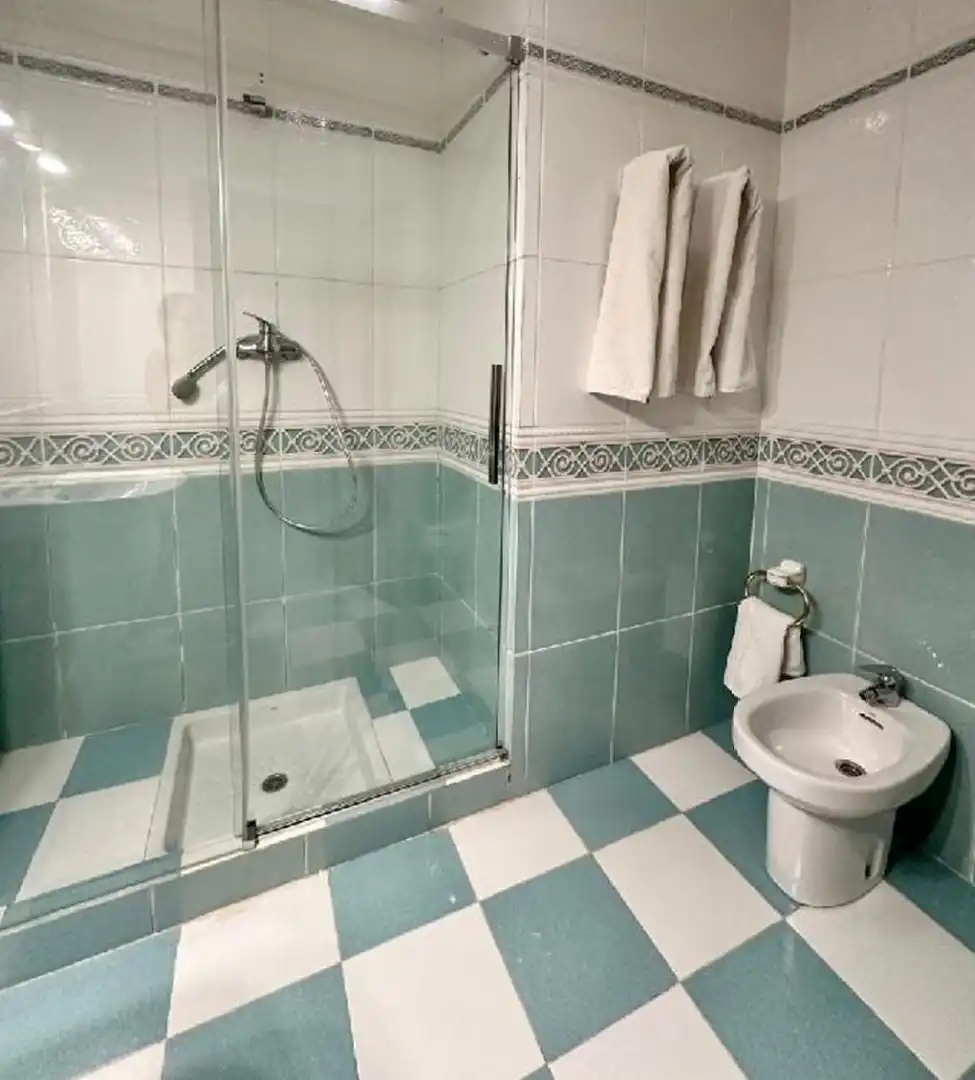 Bany de Casa o xalet en venda en Córdoba amb Aire condicionat, Jardí privat i Terrassa