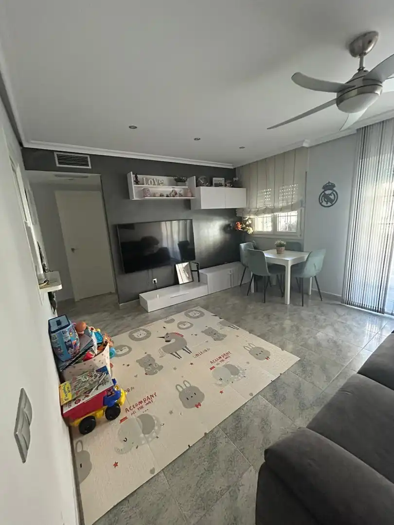 Sala de estar de Piso en venta en Almería con Aire acondicionado, Jardín privado y Piscina comunitaria