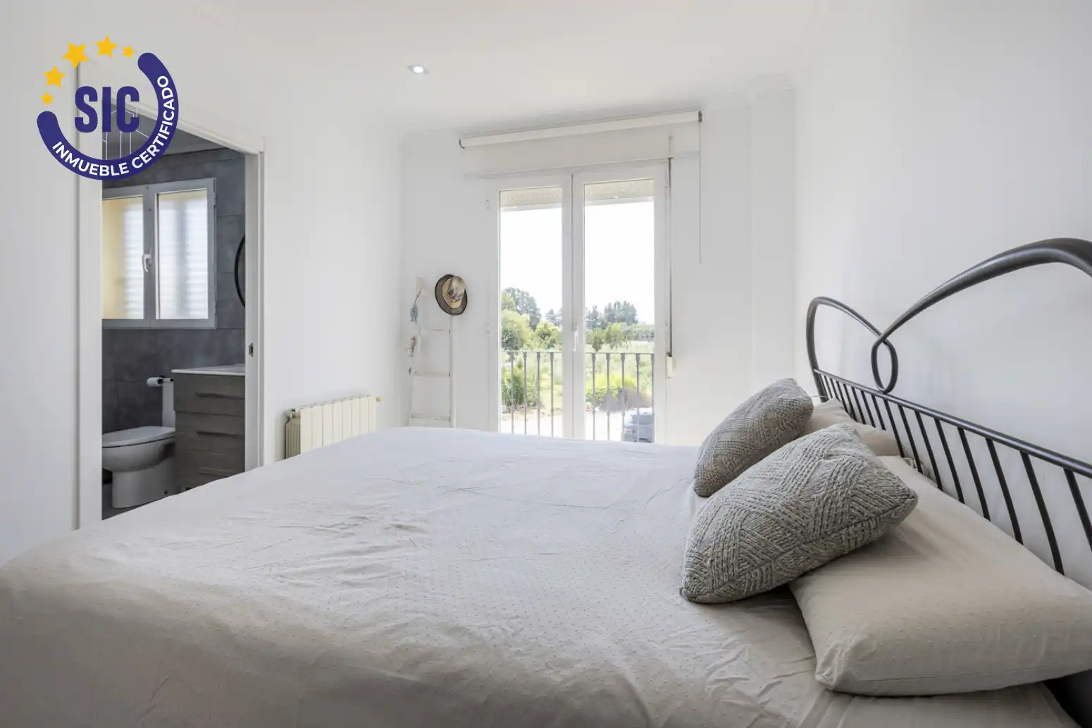 Habitación de Casa adosada en venta en El Puig de Santa Maria con Aire acondicionado, Calefacción y Jardín privado