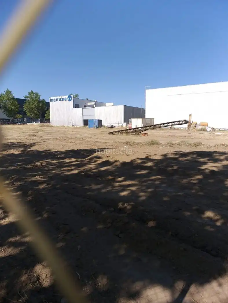 Terreny industrial de lloguer a Calle Pintores 2