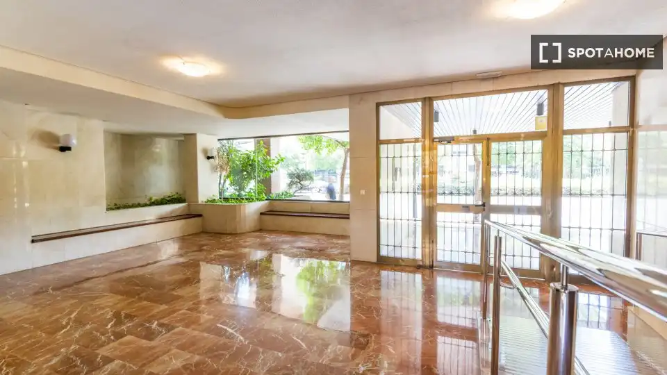 Flat for rent in Valencia  with Air Conditioner, Heating and Furnished