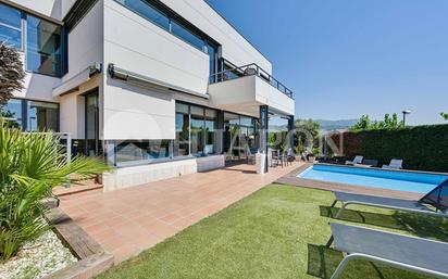 Vista exterior de Casa o xalet en venda en Alella amb Aire condicionat, Calefacció i Jardí privat