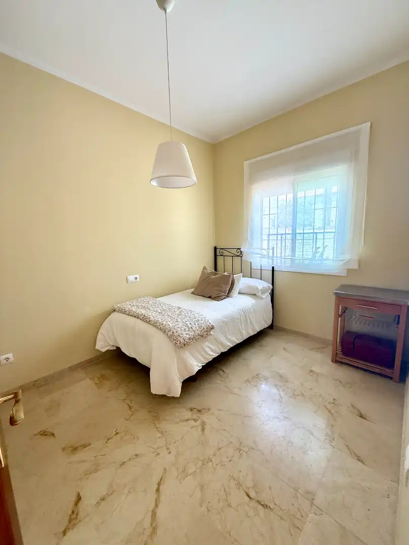 Dormitori de Casa adosada en venda en Espartinas amb Jardí privat, Terrassa i Piscina