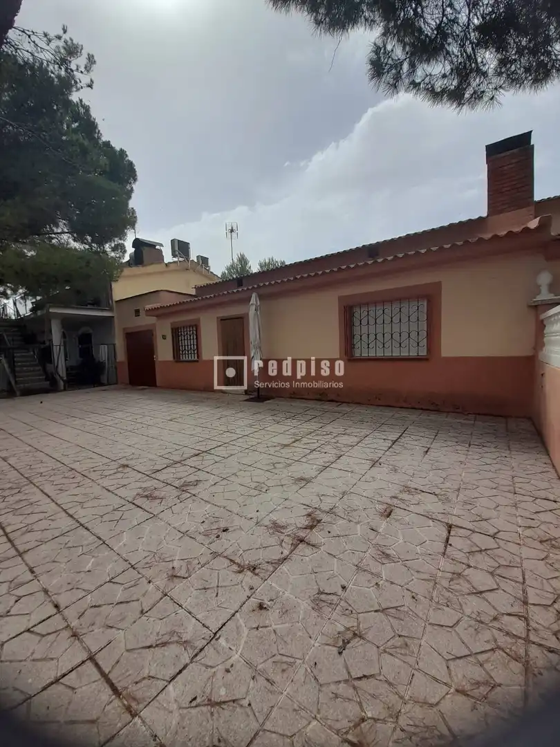 Vista exterior de Casa o xalet en venda en Valdaracete amb Calefacció, Jardí privat i Terrassa