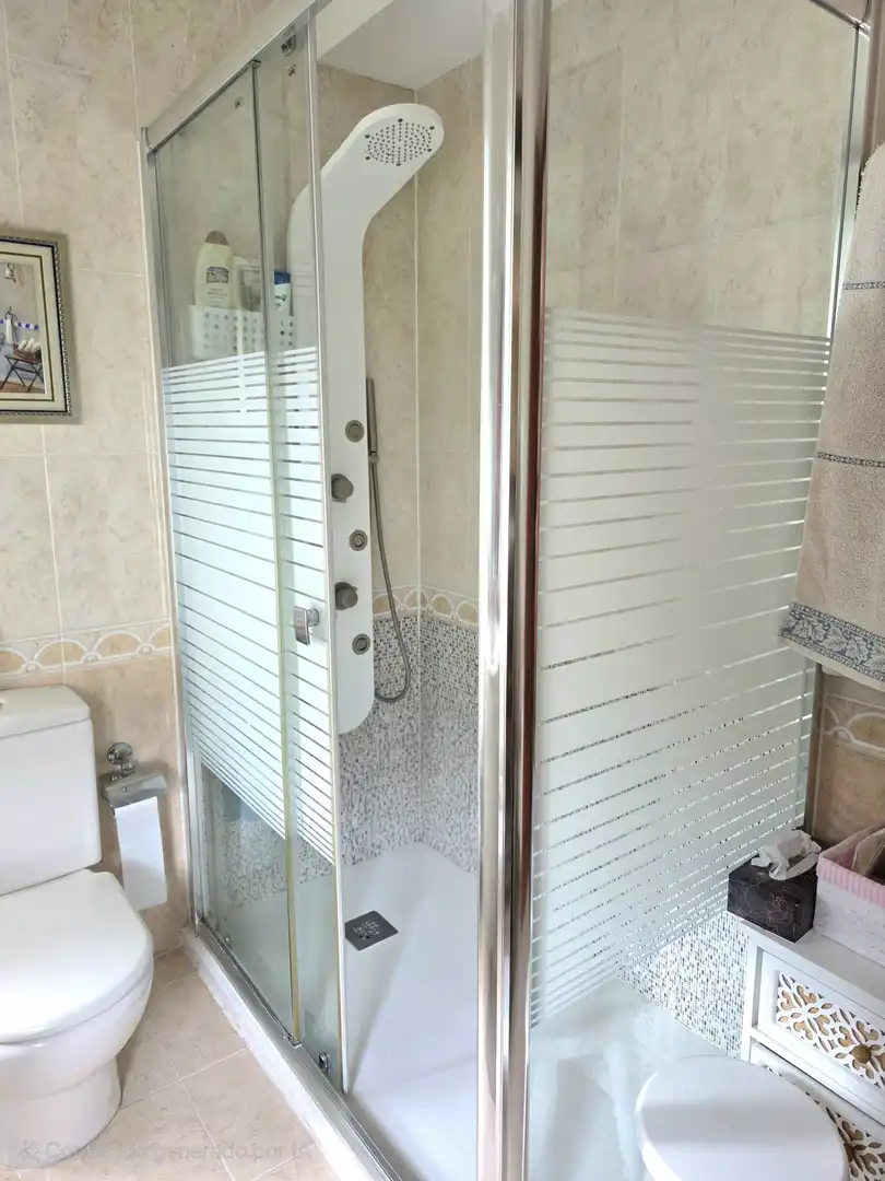 Badezimmer von Einfamilien-Reihenhaus zum Verkauf in Castro-Urdiales mit Heizung, Privatgarten und Parkett