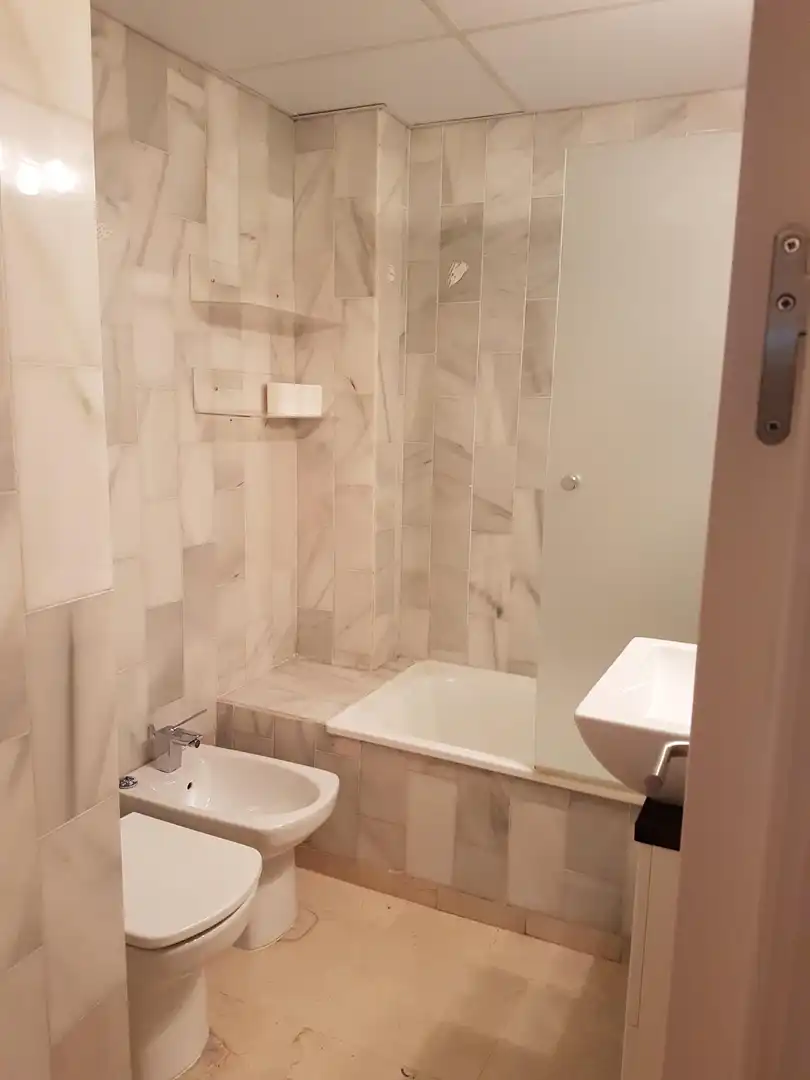 Bany de Apartament de lloguer en Sevilla amb Aire condicionat, Moblat i Rentadora