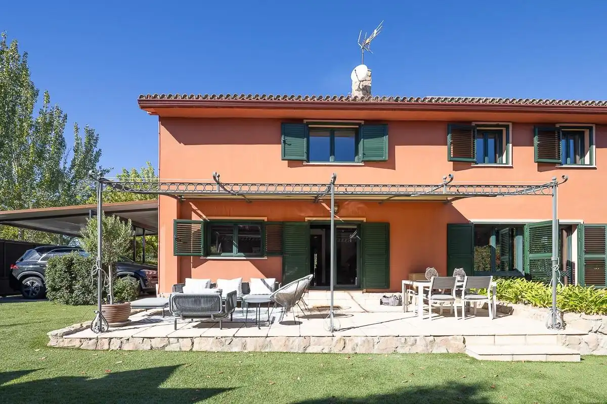 Vista exterior de Casa adosada en venta en Boadilla del Monte con Aire acondicionado, Calefacción y Jardín privado