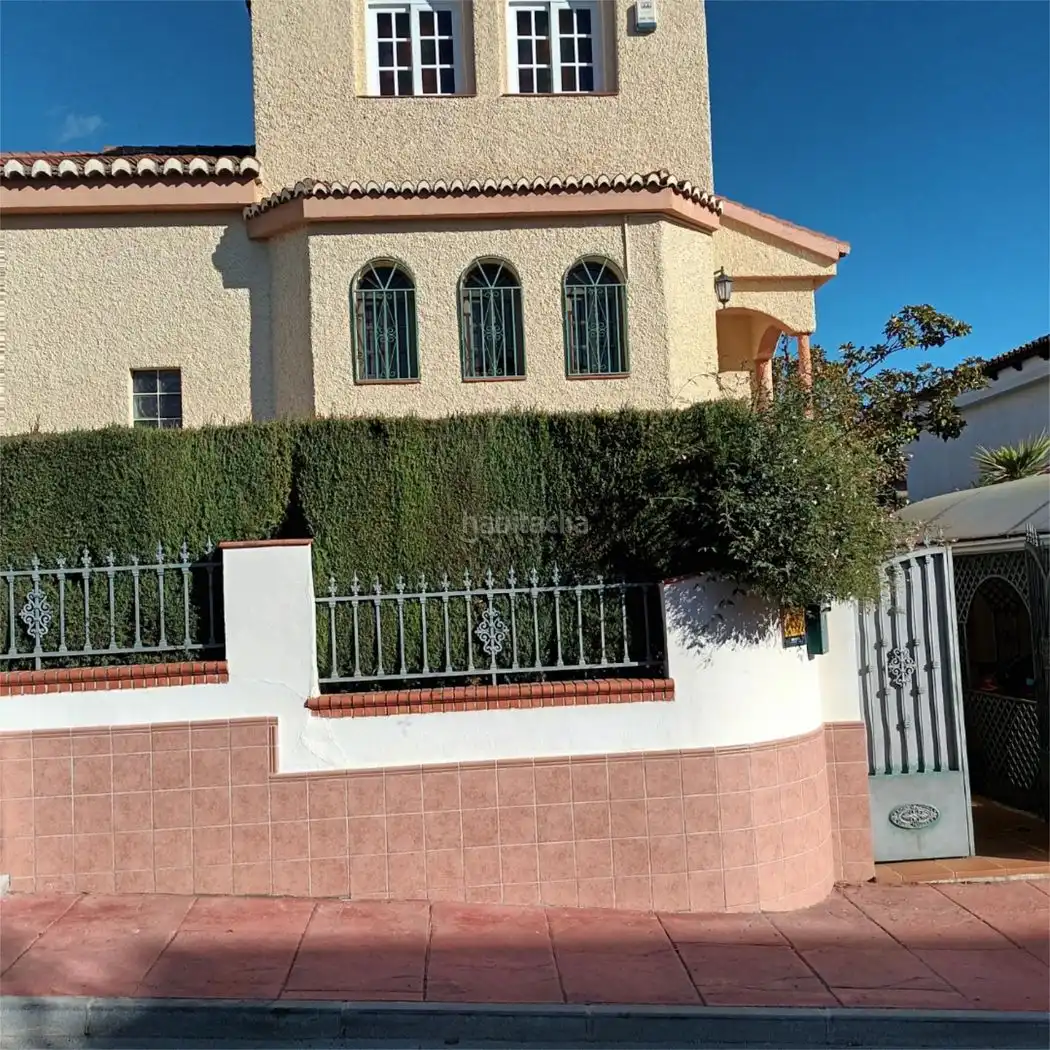 House with garden for sale in Calle Álamos 6