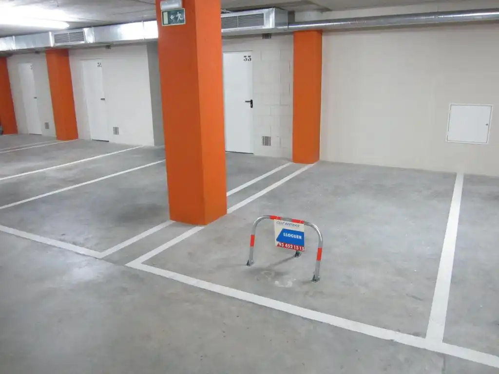 Aparcament de Garatge en venda en Cornellà de Llobregat