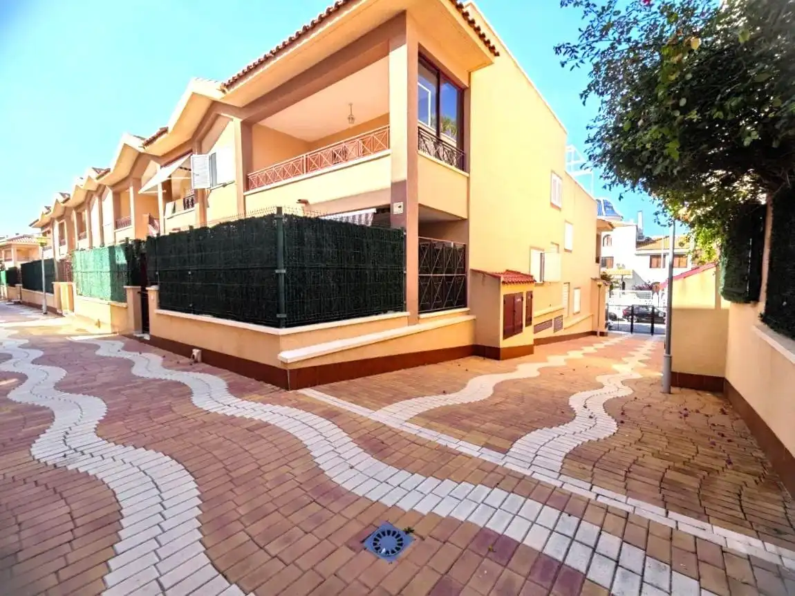 Vista exterior de Casa adosada de alquiler en Santa Pola con Aire acondicionado, Calefacción y Parquet