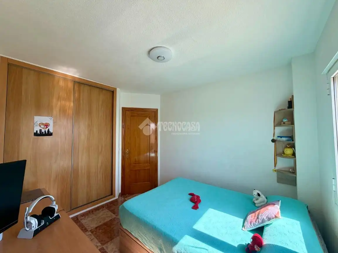 Habitación de Casa adosada en venta en Villanueva de la Torre con Jardín privado, Terraza y Balcón