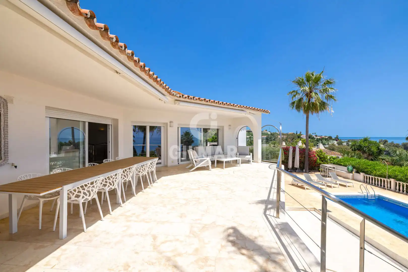 Vista exterior de Casa o xalet en venda en Sotogrande amb Calefacció, Jardí privat i Piscina