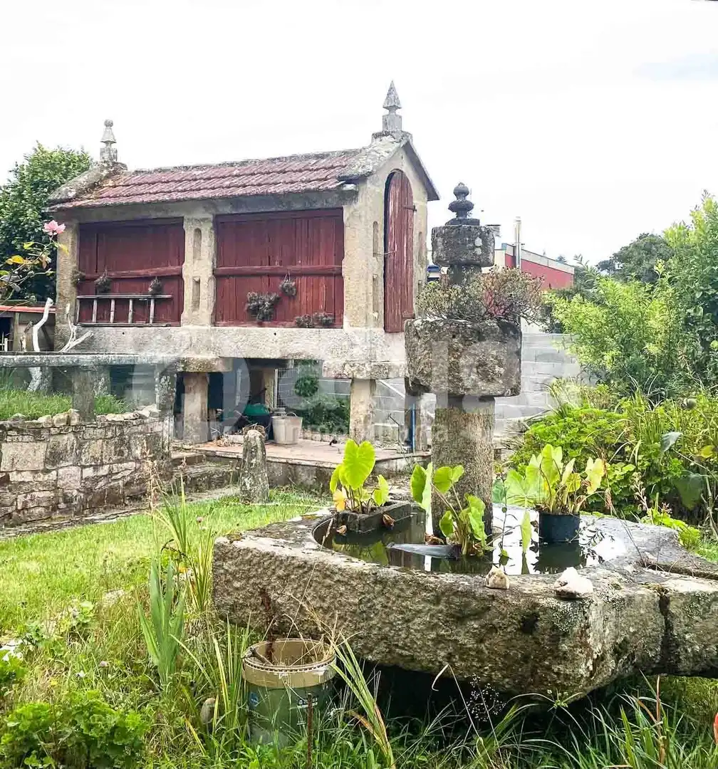 Vista exterior de Casa o xalet en venda en Cangas  amb Calefacció, Jardí privat i Terrassa