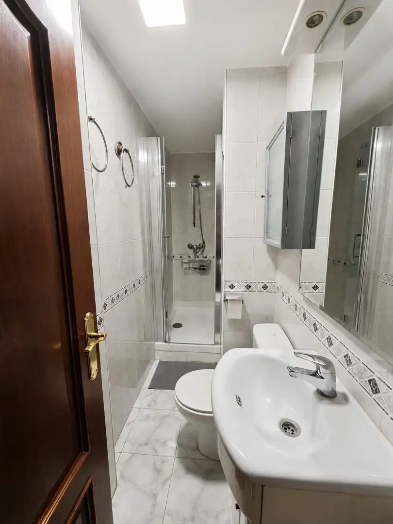 Badezimmer von Wohnung zur Miete in Madrid mit Klimaanlage, Heizung und Möbliert