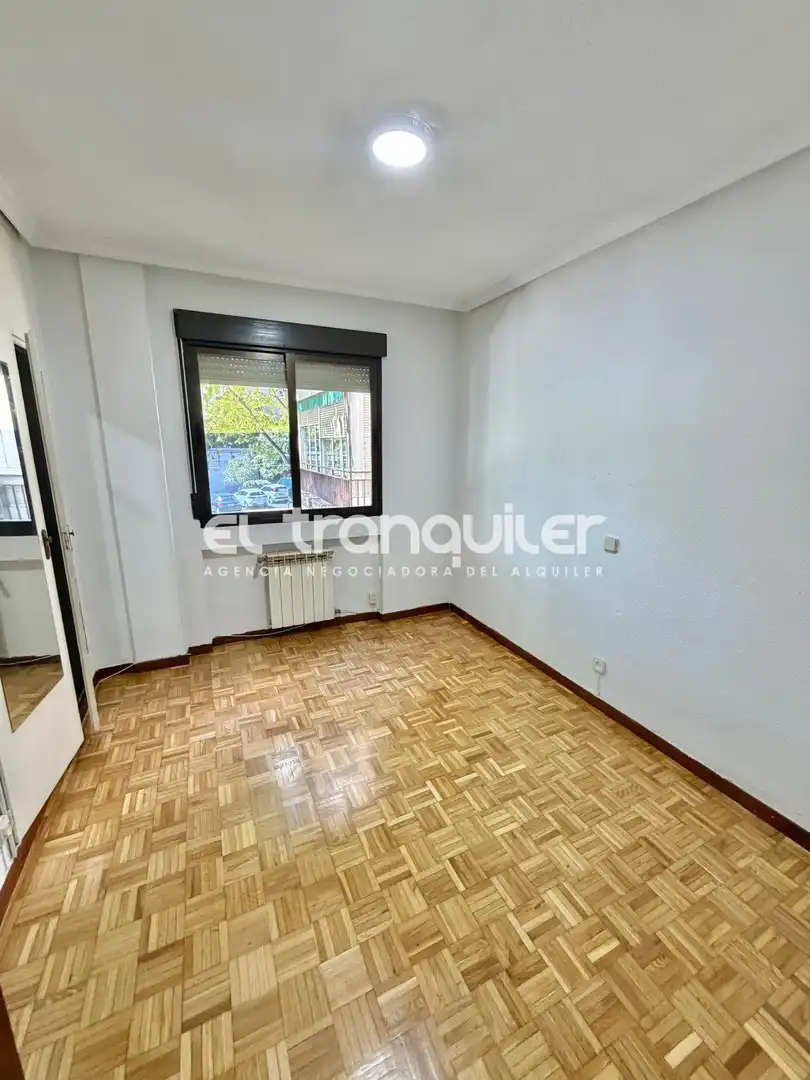 Schlafzimmer von Wohnung zur Miete in Madrid mit Klimaanlage, Parkett und Terrasse