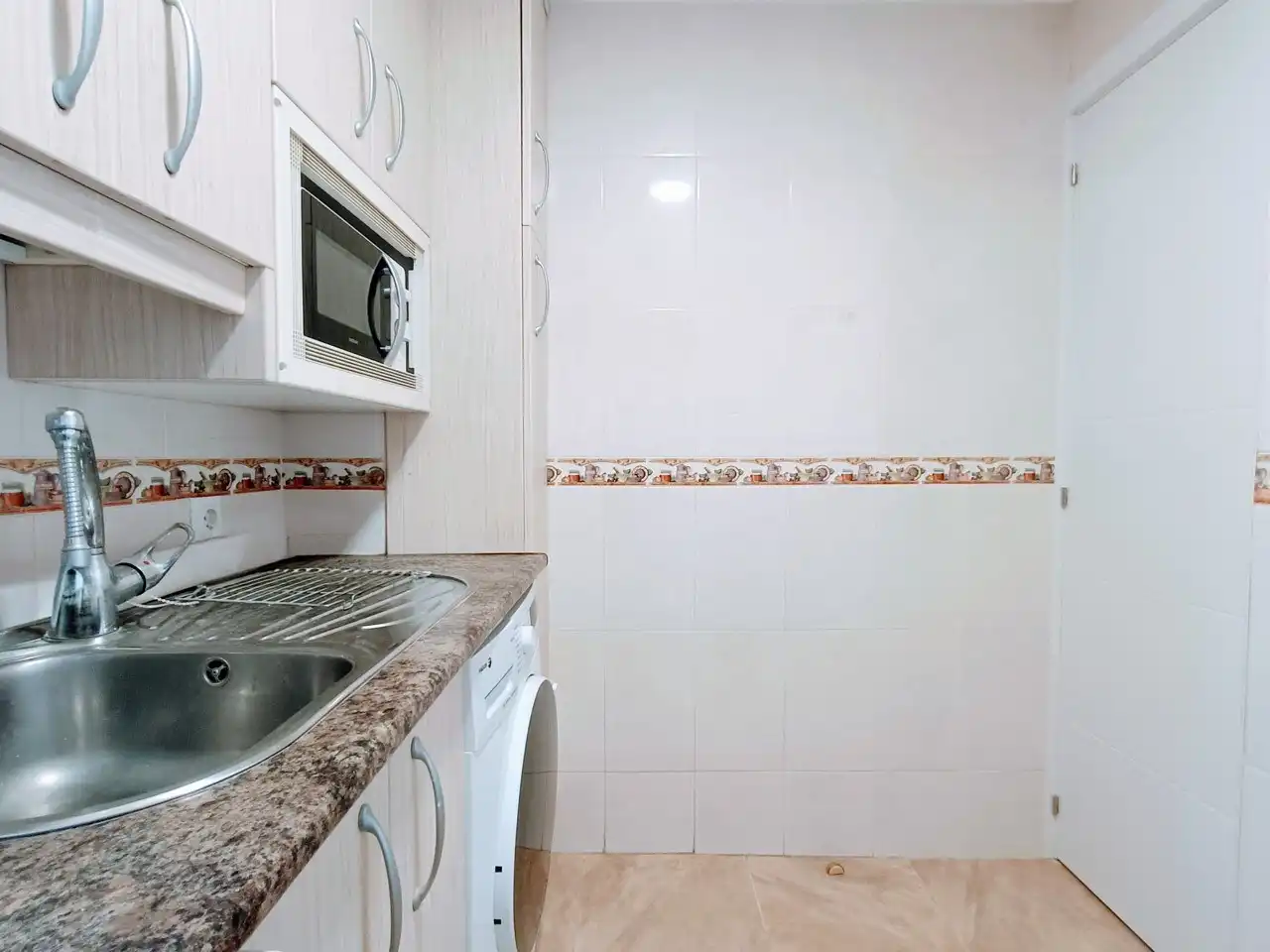 Cocina de Piso de alquiler en Madrid con Terraza y Microondas
