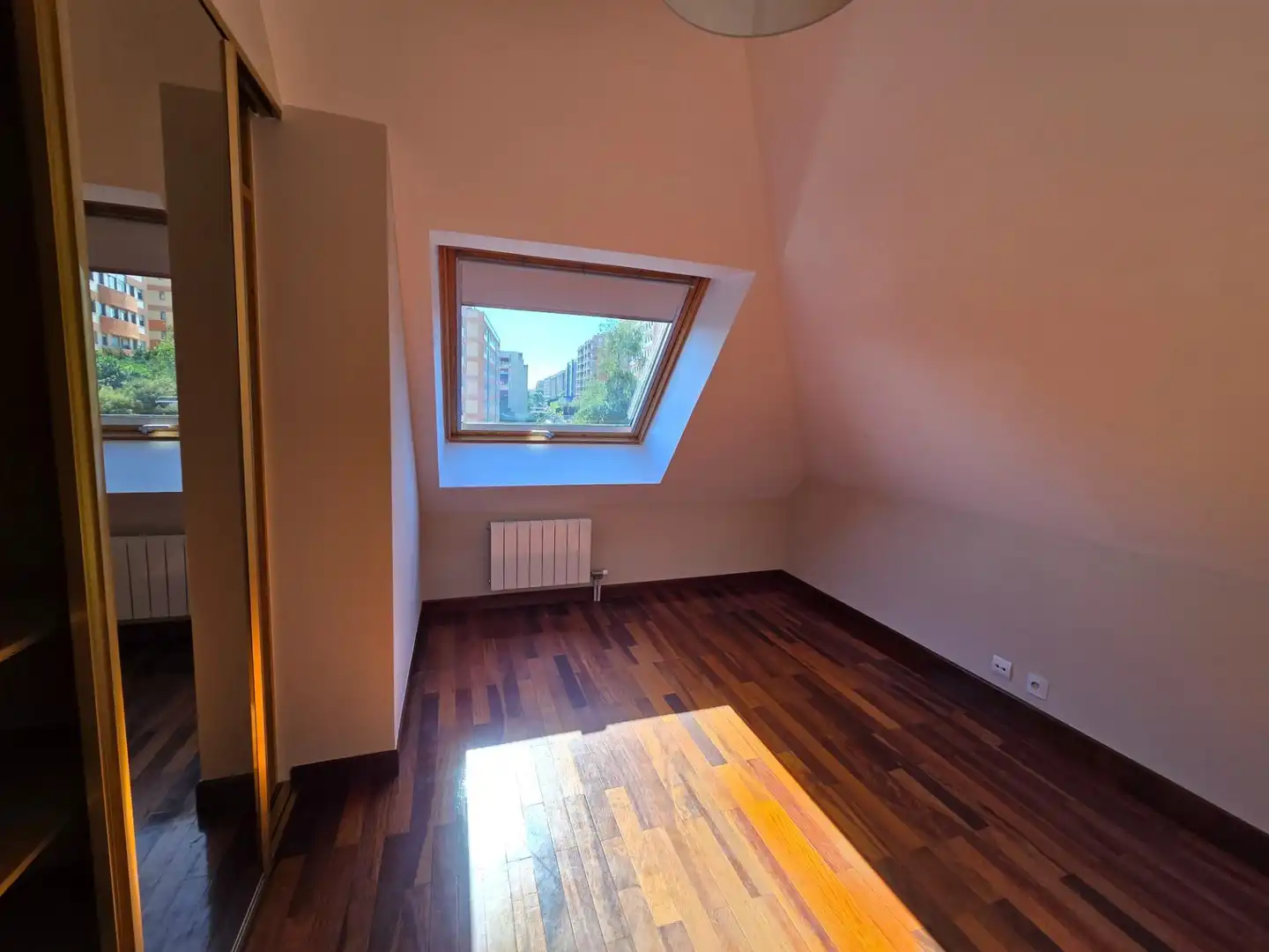 Schlafzimmer von Dachboden zur Miete in Santander mit Heizung, Privatgarten und Parkett