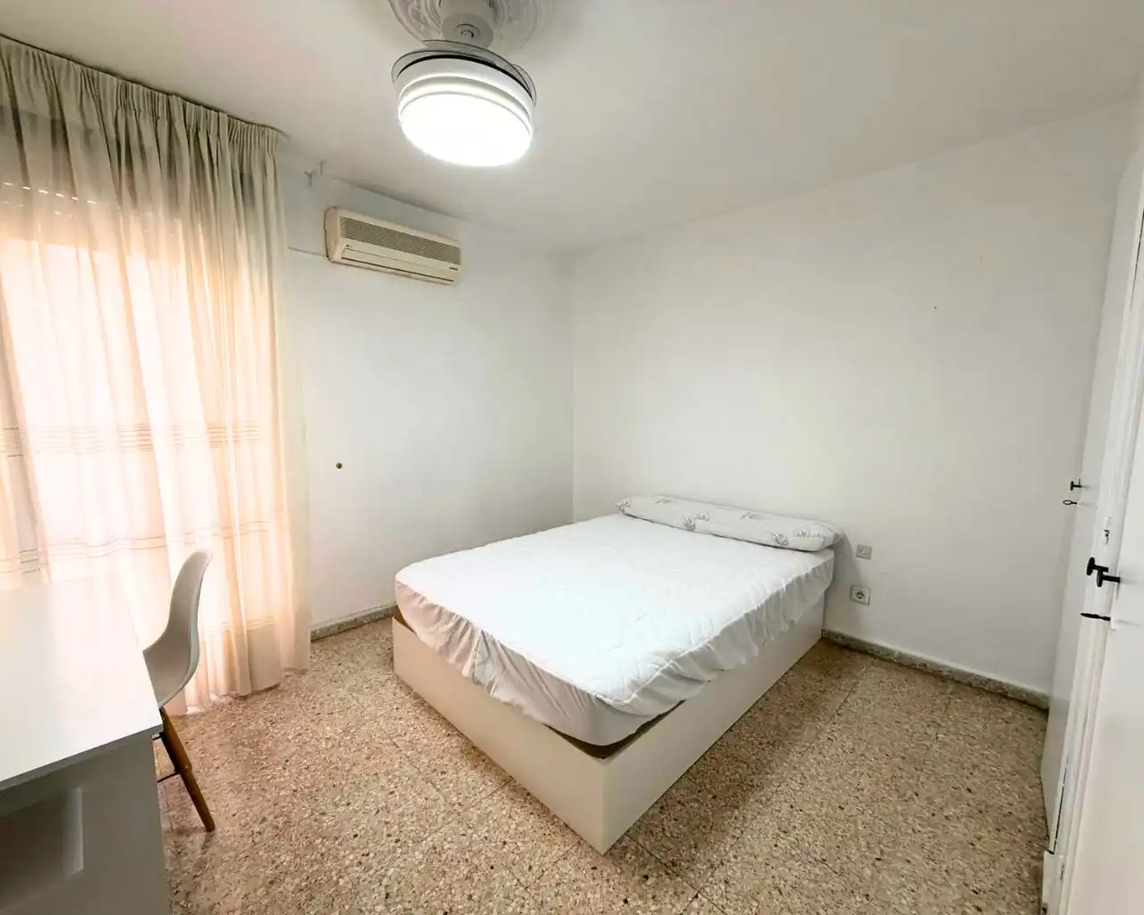 Habitación de Piso de alquiler en Jaén con Aire acondicionado, Calefacción y Amueblado