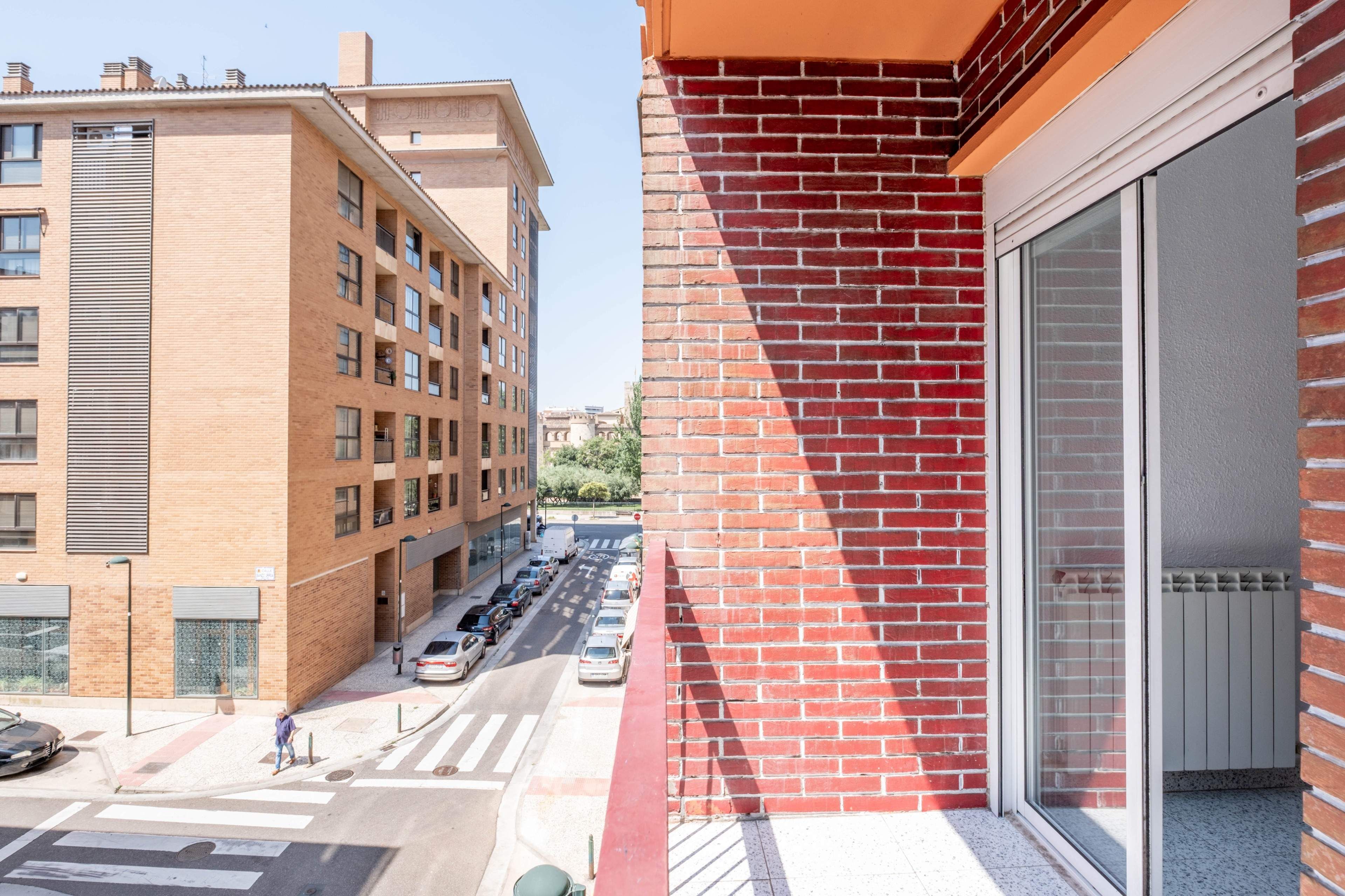 Vista exterior de Piso en venta en  Zaragoza Capital con Calefacción y Terraza